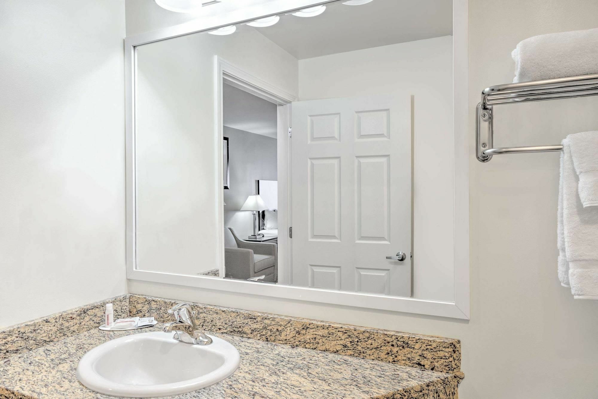 Baymont By Wyndham Essex Burlington Area 호텔 외부 사진
